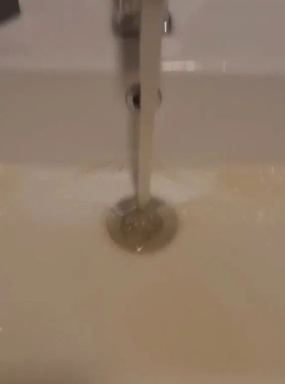 İstanbulluların çamurlu su isyanı! Ekrem İmamoğlu’na büyük tepki: Çocuklar banyo yapacak suyun haline bak