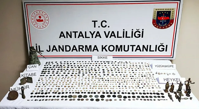 antalyada-705-parca-tarihi-eser-ele-gecirildi-1639399660071.jpg Antalya'da 705 parça tarihi eser ele geçirildi - 1