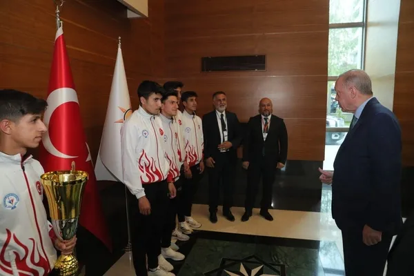 1652296721165.jpg Başkan Erdoğan Bitlisli şampiyon sporcularla bir araya geldi - 1
