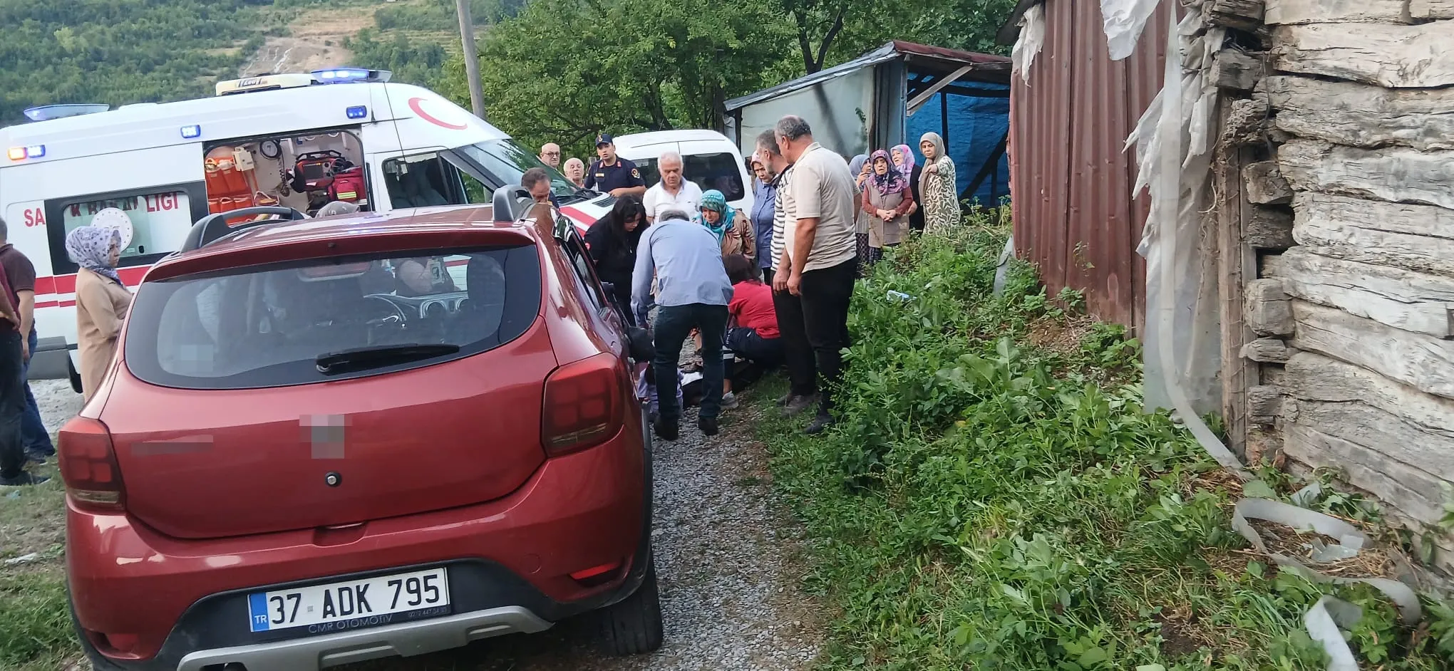 İnebolu'da hafif ticari araç anne ve iki çocuğa çarptı
