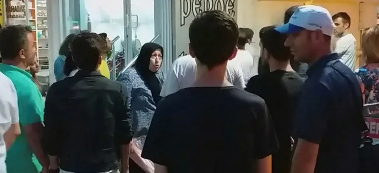 Yavru kedi için otelin alçı duvarı kırıldı, otel sahibi ortalığı birbirine kattı! - 2