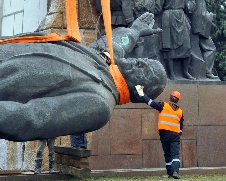 Ukrayna’nın en büyük Lenin heykeli söküldü