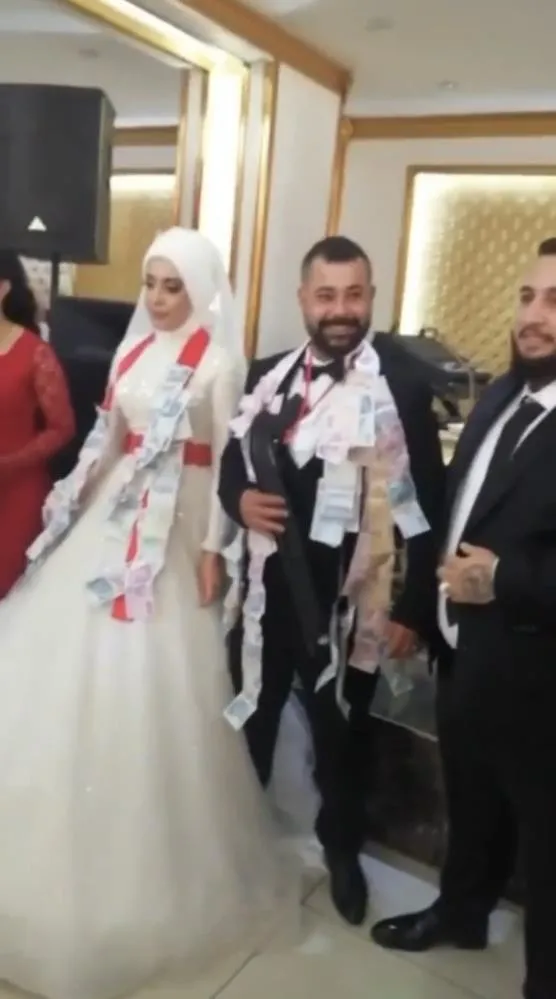 yeni-evlenen-cifte-tuhaf-taki-gelinin-surati-dustu-1638856645983.jpg Yeni evlenen çifte tuhaf takı! Gelinin suratı düştü - 4
