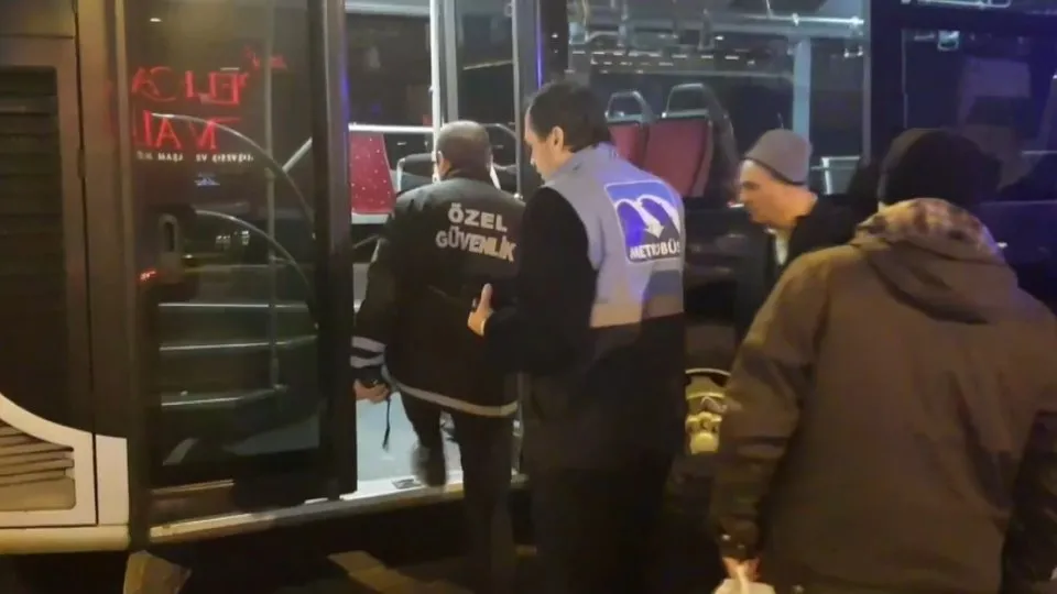 Avcılar’da yerinden çıkan rögar kapağı metrobüse ok gibi saplandı |Video