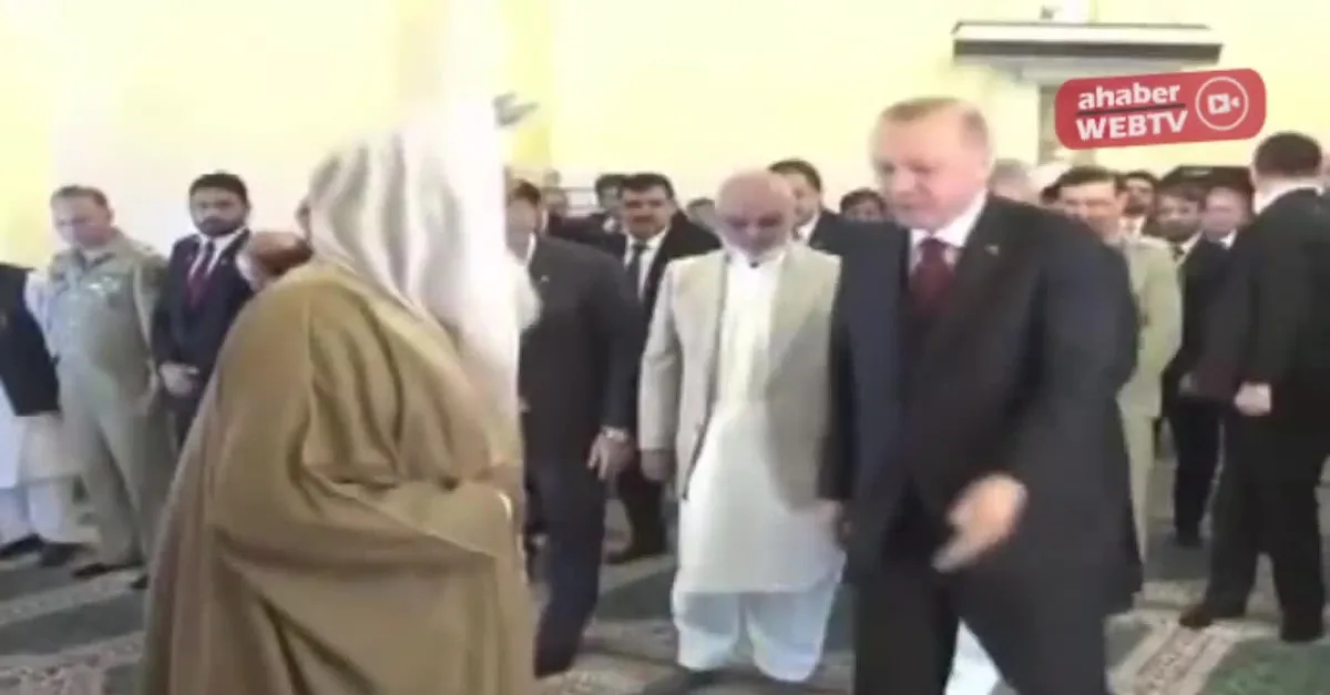 Başkan Erdoğan cuma namazını Pakistan Cumhurbaşkanı Arif Alvi ile birlikte kıldı |Video