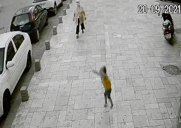 denizlide-2-yasindaki-bebek-balkondan-dustu-o-anlar-kamerada-1632206234393.jpg