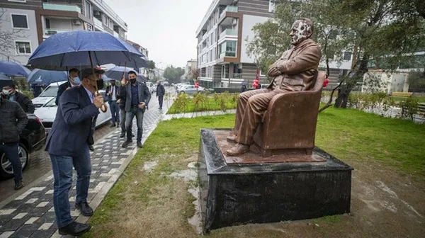 CHP’li İzmir Büyükşehir Belediyesi’nden kaç heykel yaptık? ihalesi! Partililer bile bu duruma inanamadı