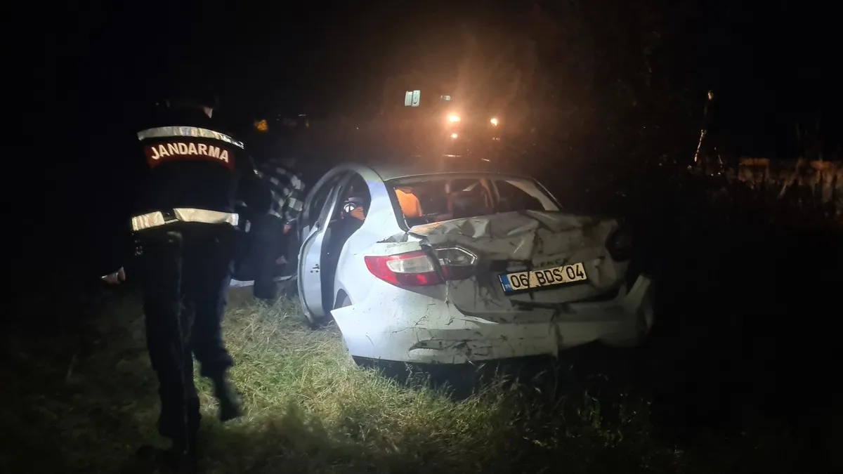 Zonguldak Çaycuma’da kontrolden çıkan otomobil araziye savruldu: Sürücü ve 3 yolcu yaralı - 1