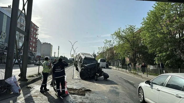 1713257069194.jpeg Tekirdağ'da feci kaza! Üst geçidin direğine çarptı paramparça oldu - 3