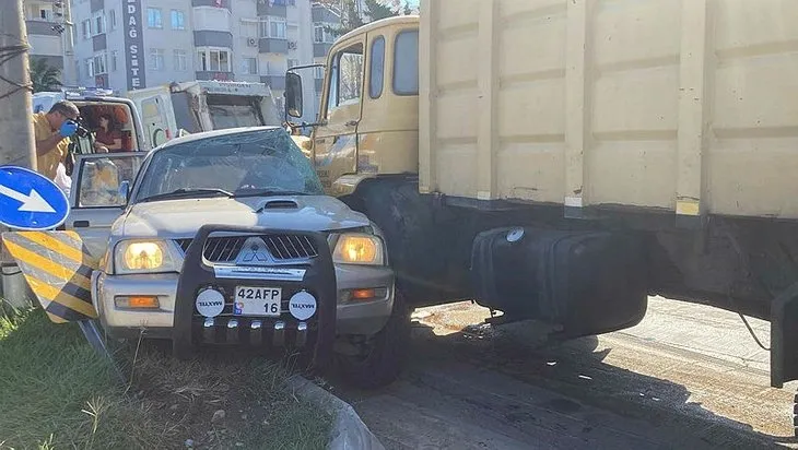 Çöp kamyonu kamyonet ile çarpıştı! Mersin’de can pazarı! 4 kişi hayatını kaybetti...