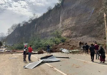 Rize'de korku dolu anlar! Heyelan nedeniyle kara yolu kapandı
