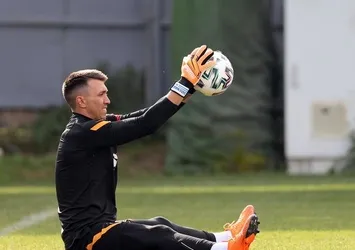 Galatasaray'da Muslera sevinci! Geri döndü