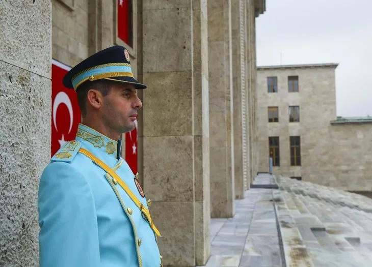 Meclis tören polislerine yeni üniforma