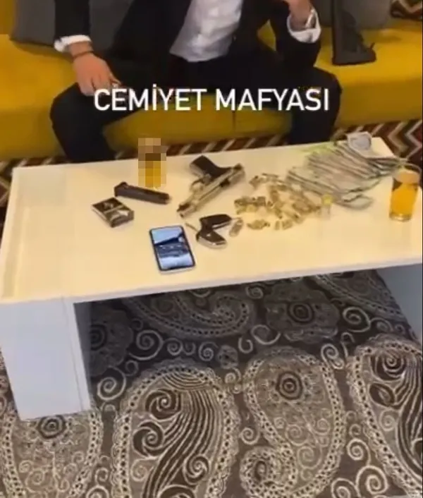 sakaryada-kendisini-cemiyet-mafyasi-olarak-paylasan-sahis-pes-dedirtti-1637661954238.jpg Sakarya’da kendisini cemiyet mafyası olarak paylaşan şahıs ‘pes’ dedirtti - 3