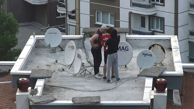 Bursa’da gençlerden apartman çatısında tehlikeli gösteri! Yürekler ağza geldi - 1