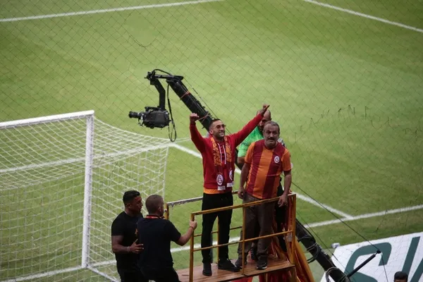 Hakim Ziyech Galatasaray’da! KAP’a bildirildi | Ziyech RAMS Park’ta taraftara üçlü çektirdi