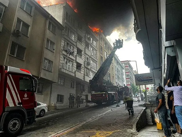 1695823649939.jpeg İstanbul Esenyurt'ta panik yaratan yangın! Alevler çatıdan yükseldi - 2