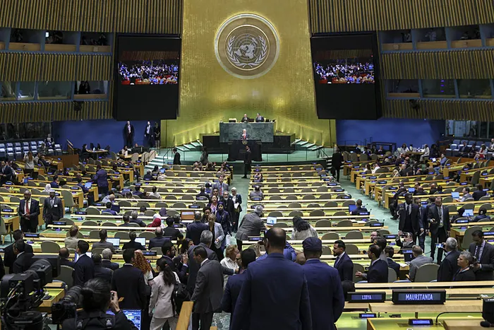 katliamci-netanyahuya-bmde-sok-kursuye-cikinca-salon-bosaldi-1758893903838.jpg Netanyahu BM kürsüsünde (AFP)