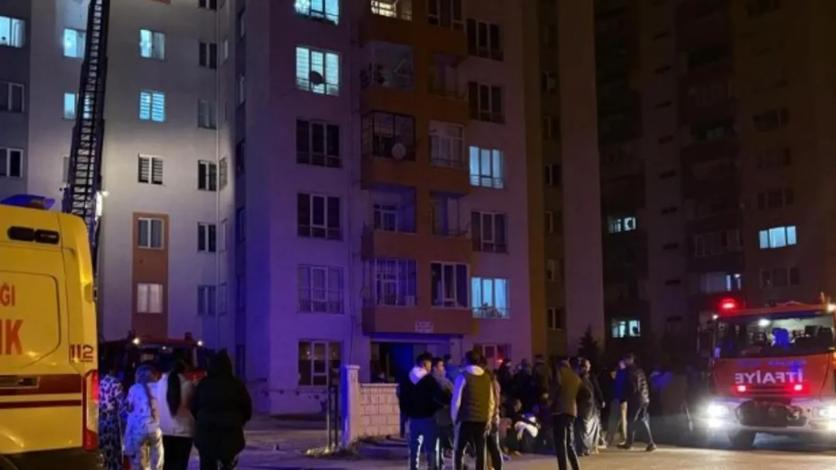 Bina koridorunda yangın paniğe neden oldu!