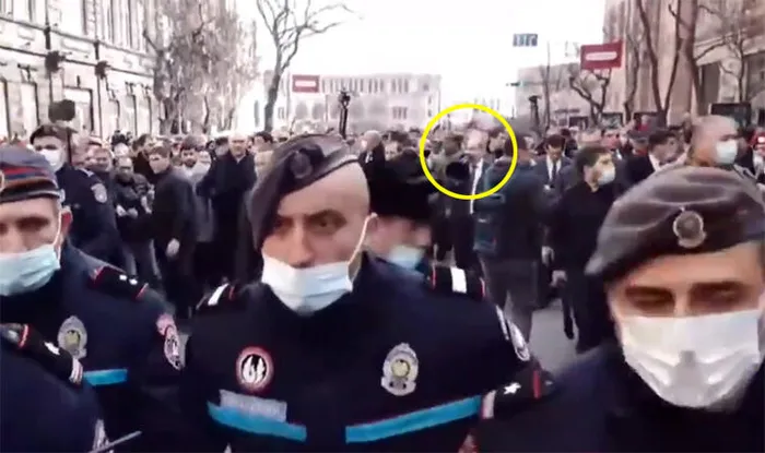 Son dakika: Ermenistan karıştı: Ordu Paşinyan’ın istifasını istedi! Jetler Erivan’da alçak uçuş yapıyor