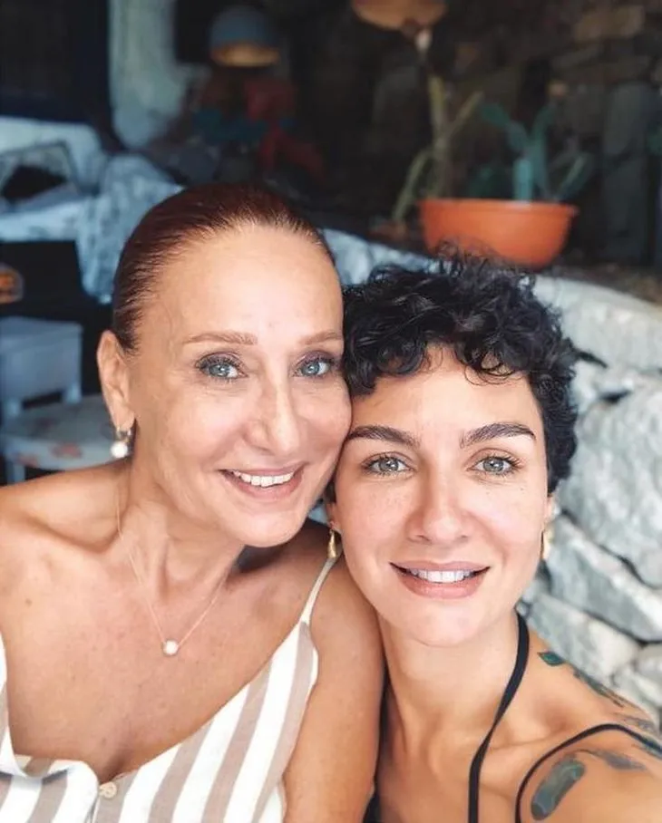 Tatil fotoğrafları olay olan Pınar Altuğ’un annesiyle benzerliği şaşırttı!