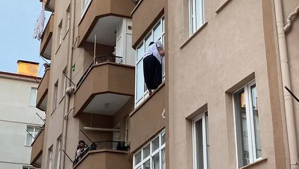 bunalima-girdi-3-kattan-atladi-itfaiyenin-actigi-sisme-yatak-can-kurtardi-1686260240346.jpg Bunalıma girdi 3. kattan atladı! İtfaiyenin açtığı şişme yatak can kurtardı... - 1