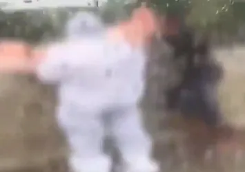 Hindistan’da pandemi trajedisi! Koronavirüsten ölen hastayı nehre attılar