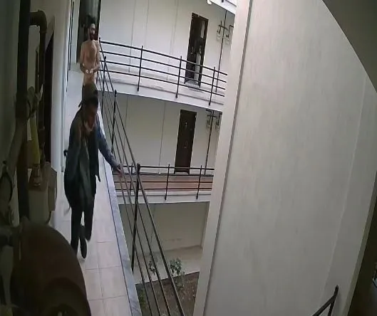 bicak-firlatti-isabet-etmeyince-kosup-sirtina-sapladi-1633094622694.jpg Bıçak fırlattı! İsabet etmeyince koşup sırtına sapladı - 5