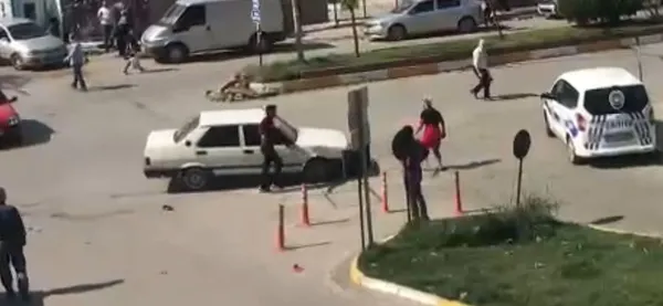 zonguldakta-akilalmaz-olay-arabayi-uzerine-surdu-1632924003088.jpg Zonguldak’ta akılalmaz olay! Arabayı üzerine sürdü - 1