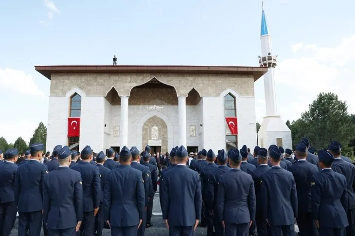Başkan Erdoğan askeri birlikteki Zafer Camisi’ni açtı
