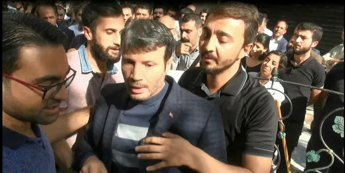 Nusaybin'de HDP'li vekillere Türk bayraklı tepki - 1