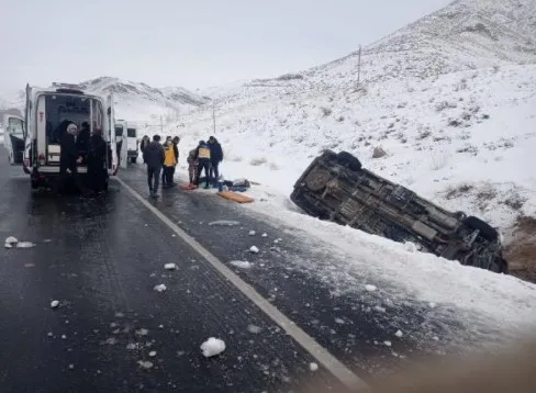 vanda-icinde-hasta-bulunan-ambulans-yan-devrildi-5-yarali-1641904958285.jpg Van'da içinde hasta bulunan ambulans yan devrildi: 5 yaralı - 2