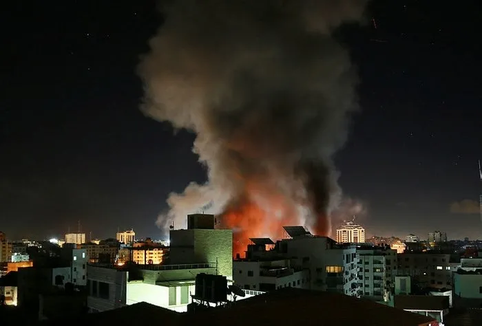 Son dakika: İsrail’den alçak saldırılara pişkin savunma! Medya merkezini bakın neden vurmuş