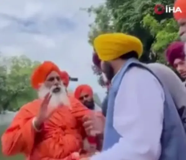 Hindistan’da şoke eden olay! Suyun temizliğini kanıtlamak isterken hastanelik oldu