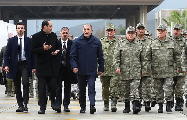 Son dakika: Bakan Hulusi Akar ve TSK komuta kademesinden sınırın sıfır noktasına kritik ziyaret - 3