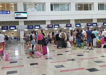 Turistler akın akın Antalya'ya geliyor!