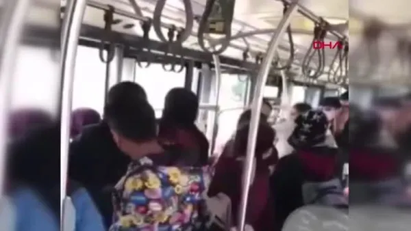 konyada-lise-ogrencileri-belediye-otobusunde-birbirine-girdi-o-anlar-kamerada-1632732005743.jpg Konya’da lise öğrencileri belediye otobüsünde birbirine girdi! O anlar kamerada - 1