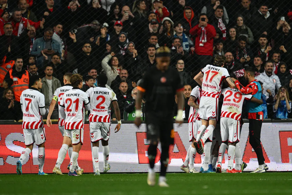 zirve-yarisi-alev-alev-aslan-firsati-tepti-fenerbahce-evinde-farkli-gecti-1777750367917.jpg Zirve yarışı alev alev! Aslan fırsatı tepti: Fenerbahçe evinde farklı geçti - 1