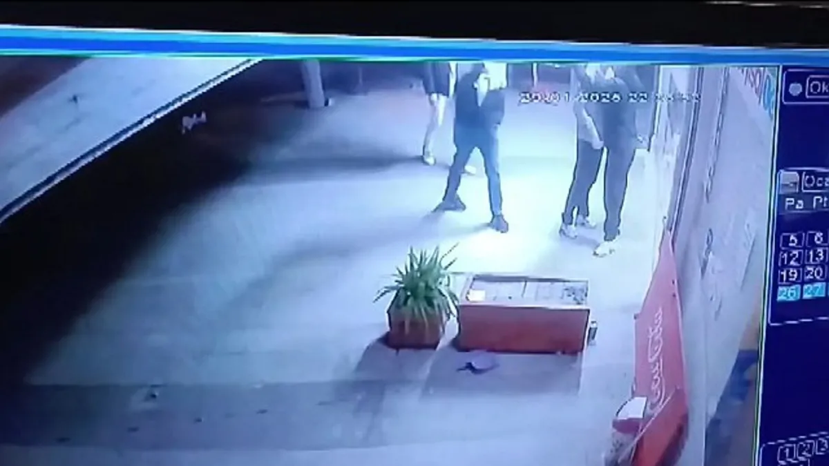 Küçükçekmece'de dehşet anları: Silahını gösterirken arkadaşını hedef aldı