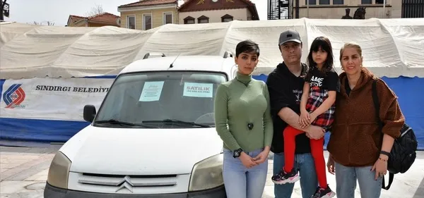 1678105567907.jpg Balıkesir'de yaşayan İranlı aile depremzedeler için otomobilini satarak konteyner aldı - 1