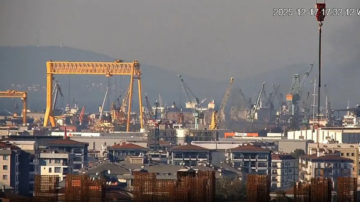 Tuzla tersanesinde gemi yangını: Büyüyerek diğer katlara sıçradı