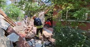Metruk evde yıkım sırasında sundurma çöktü