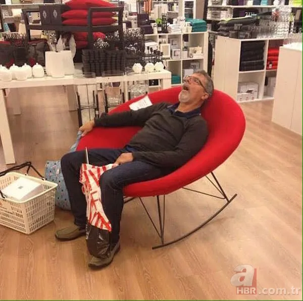 Alışverişin bitmesini bekleyen yalnız ve sabır dolu AVM adamları 18