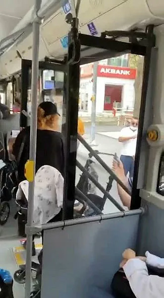 İETT otobüsü şoförü ile yolcular arasındaki "kart basma" tartışma kameraya yansıdı - 1