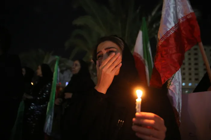 iranda-yuz-binlerce-kisi-sokaklara-dokuldu-dini-lider-hamaney-icin-anma-toreni-1772480670385.jpg İran'da yüz binlerce kişi sokaklara döküldü! Dini Lider Hamaney için anma töreni - 1