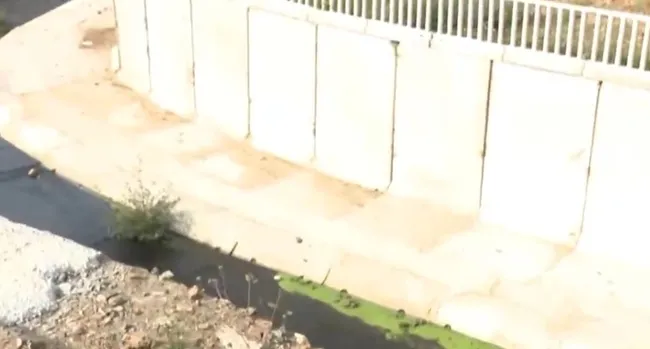 Derede kimyasal atık tehlikesi! İSKİ’nin ıslah çalışması yaptığı dere simsiyah akıyor
