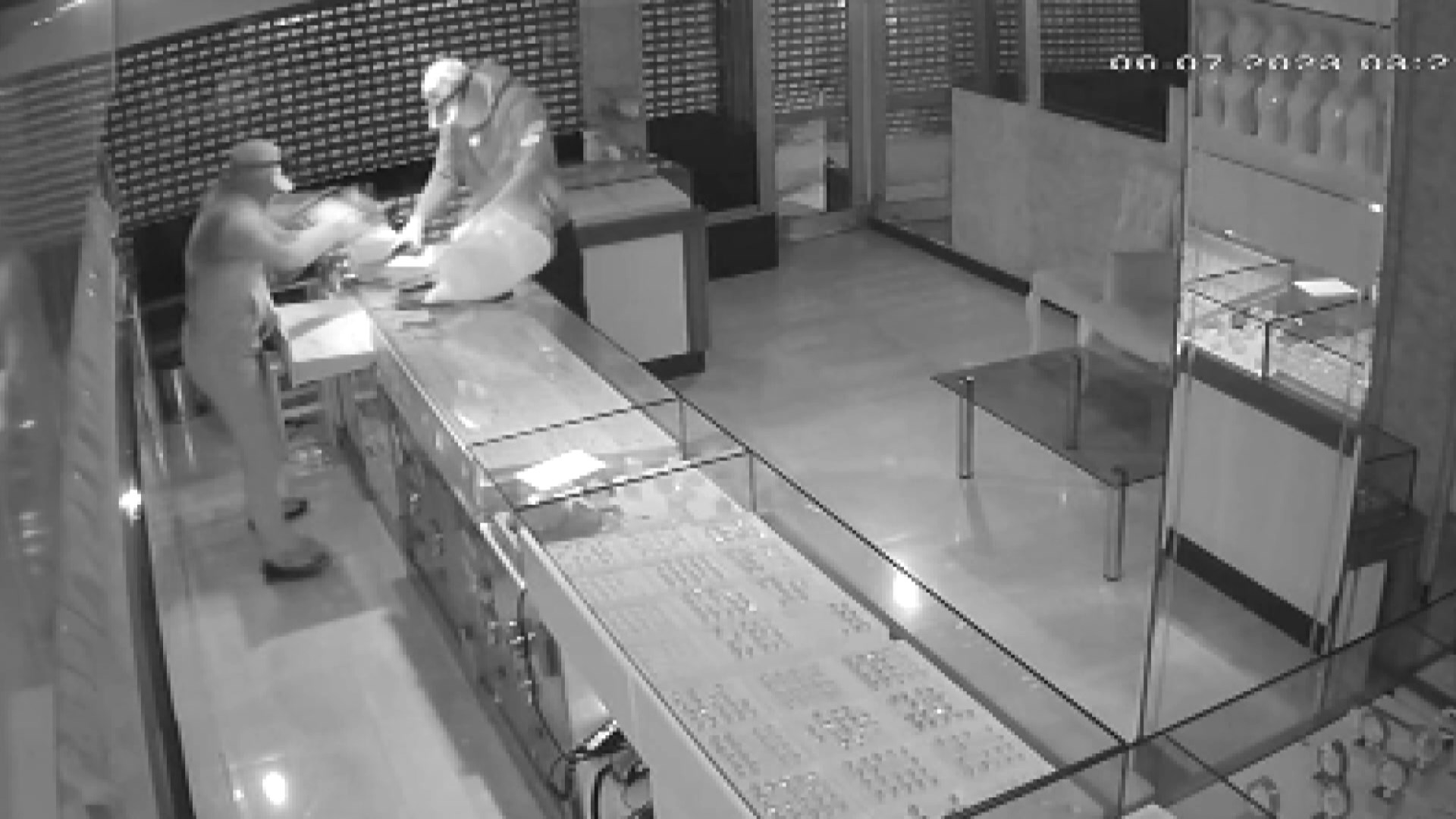 Kuyumcu soygunu kamerada! 5 kilo altınla kayıplara karıştılar