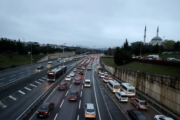son-dakika-kisitlamalarin-ardindan-istanbulda-trafik-yogunlugu-yuzde-60i-gecti-1616391701176.jpg Son dakika: Kısıtlamaların ardından İstanbul'da trafik yoğunluğu: Yüzde 60'ı geçti - 4