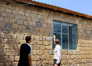 30 yıl önce kendi emeğiyle yaptı! Motiflerle süslediği ev turistlerin ilgi odağı oldu