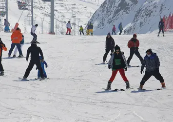 Turistlere kısıtlamada kayak keyfi